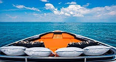 Аренда Cranchi A46 Luxury Tender на Сардинии - диван и лежаки на носу